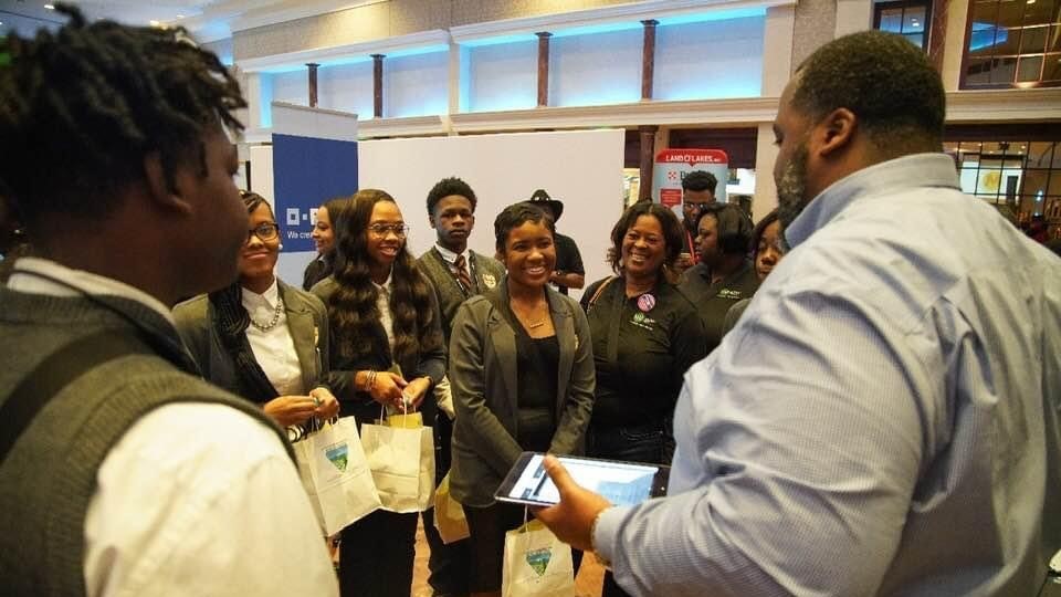 Sylvester Miller speaking to students at a National MANRRS Conference.